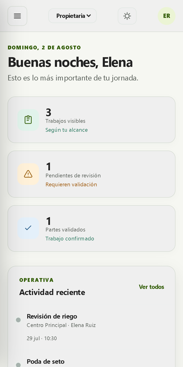 NextVerd en un móvil, en modo claro: la jornada de un operario con trabajos visibles, pendientes de revisión y actividad reciente.